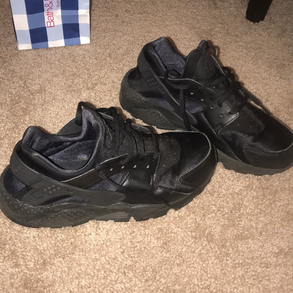 Black Nike Huaraches